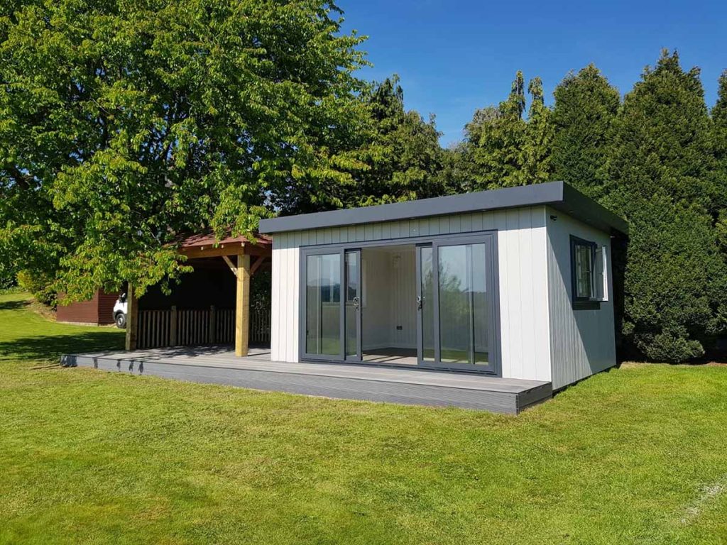 garden room with covered space next to it